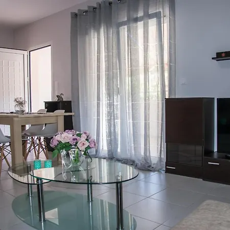 Central Town-modern 2-bedroom Daire Resmo